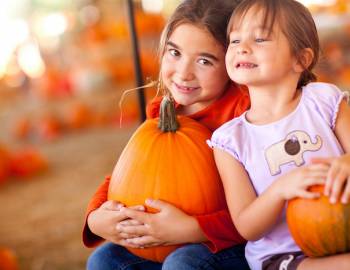 two kids at pumpkin patch