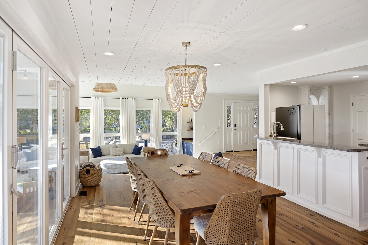 interior of 4 on 53rd avenue